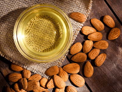 Aceite de almendras en uñas