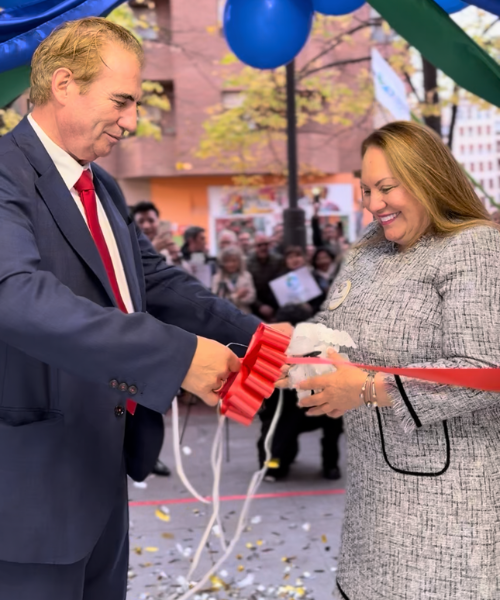 Directores y asistentes en la inauguración de Esmera School La Rioja