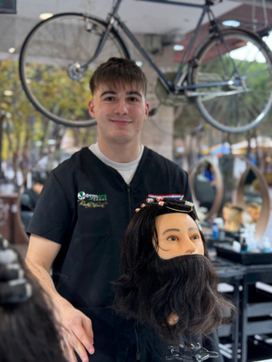Barbero realizando un fade con técnica profesional